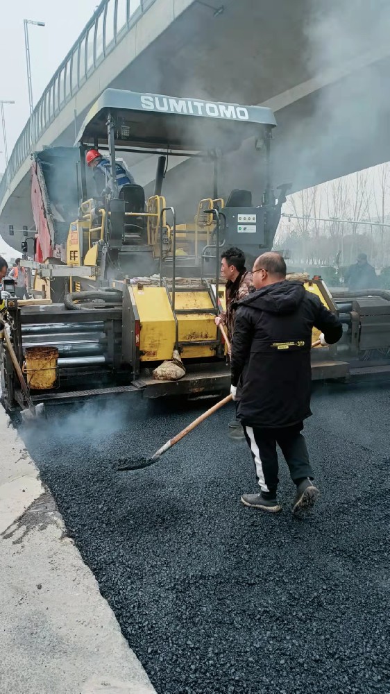 鄭州中水北三環(huán)明理路瀝青攤鋪