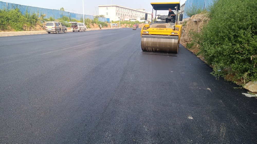 鄭州市政道路混凝土路面攤鋪機(jī)應(yīng)用注意事項