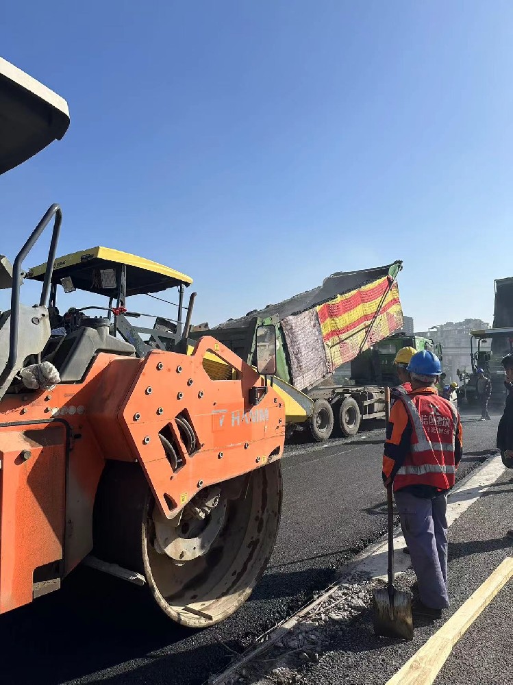 鄭州瀝青路面施工技術問題的主要特點