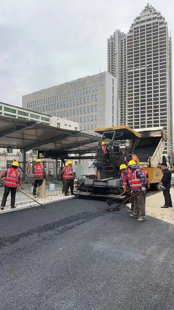 鄭州公路瀝青路面雙層攤鋪施工工藝的應用優(yōu)勢