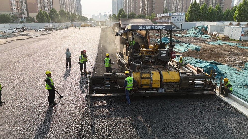 鄭州瀝青路面裂縫產生的原因—鄭州瀝青攪拌站