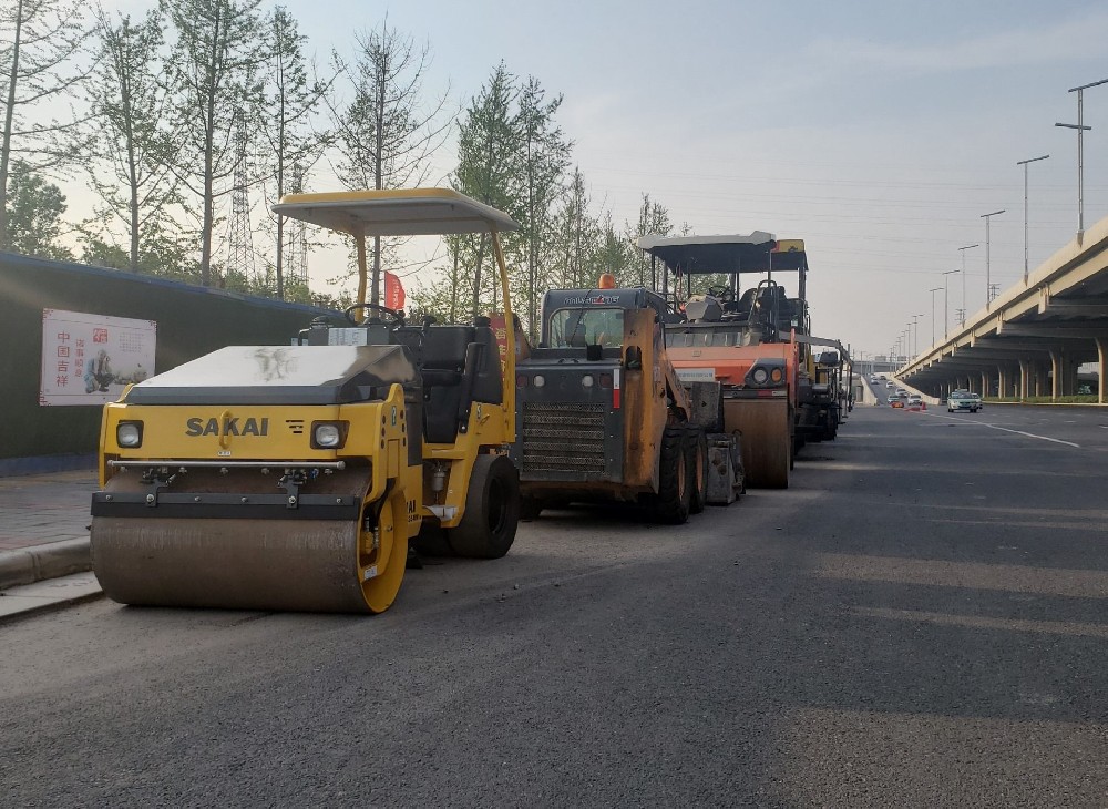 為什么現(xiàn)在有很多道路都采用瀝青路面？